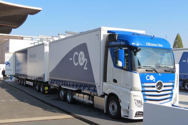 El camión remolcador 6X2 más un dolly que permite manejar el semi como un remolque es más maniobrable.